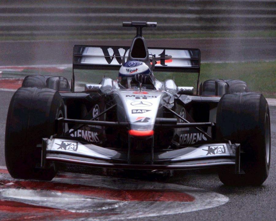  McLaren Mercedes-Benz MP4-16 2001 года  (фото 1 из 4)